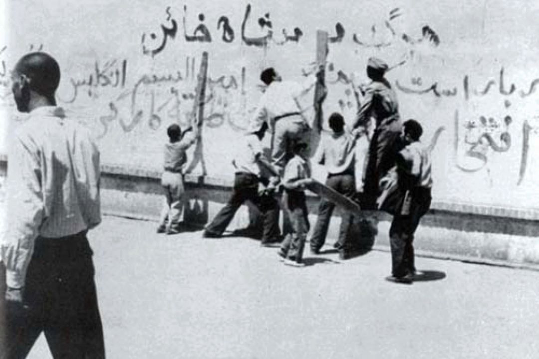 اسپری رنگی كلید واژه «دفتر انقلاب» می‌شود