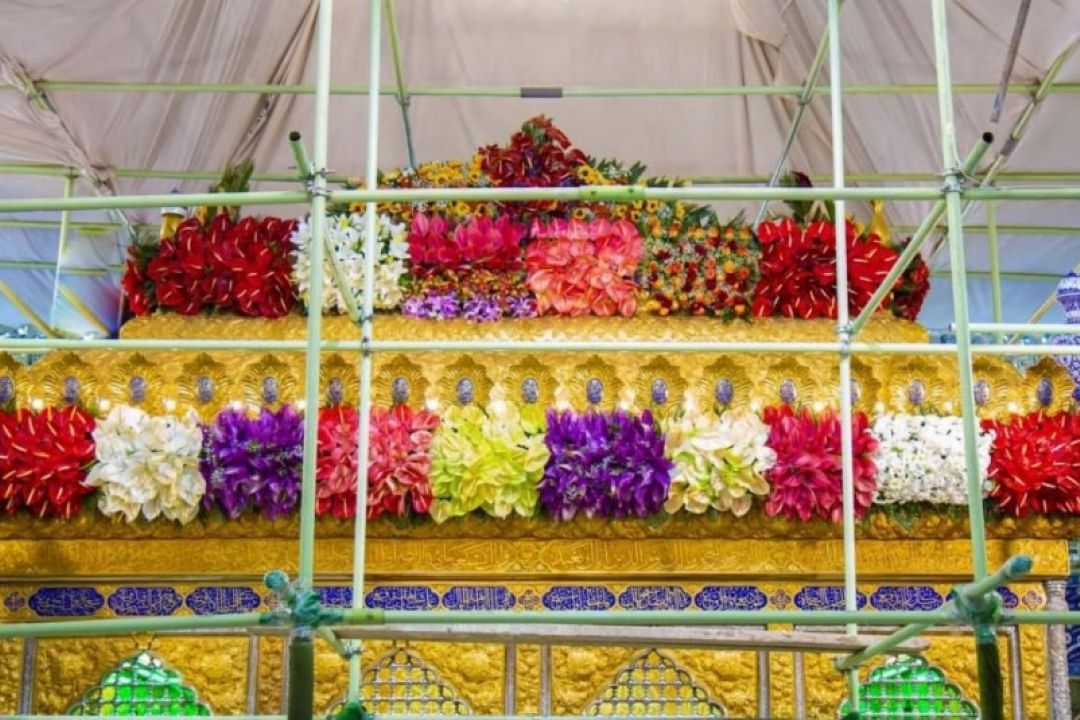 آذین بندی مرقد مطهر قمر بنی هاشم به مناسبت حلول ماه سرور آل الله