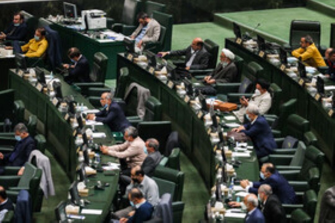 تكلیف مجلس به دولت برای تسویه بدهی‌های خود از محل واگذاری نفت خام و میعانات گازی