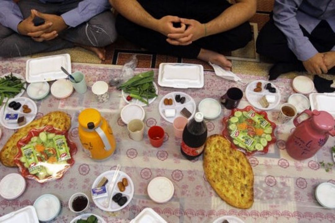 توصیه های تغذیه ای ماه رمضان؛ وعده های غذایی افطار/ عوارض نخوردن سحری