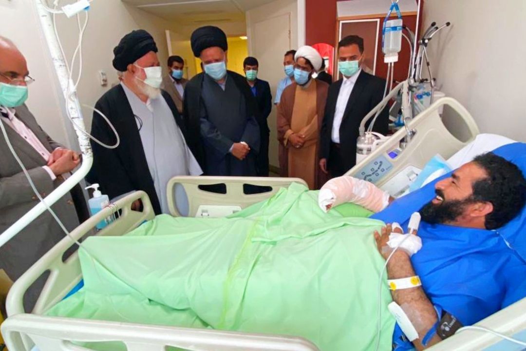 عیادت آیت الله علم الهدی از روحانی مجروح حادثه حرم مطهر رضوی 
