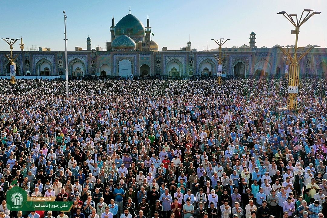 اقامه نماز عید فطر در حرم مطهر رضوی 