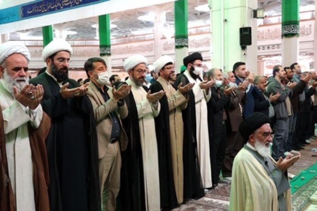 نماز عید سعید فطر در حرم بانوی کرامت اقامه شد