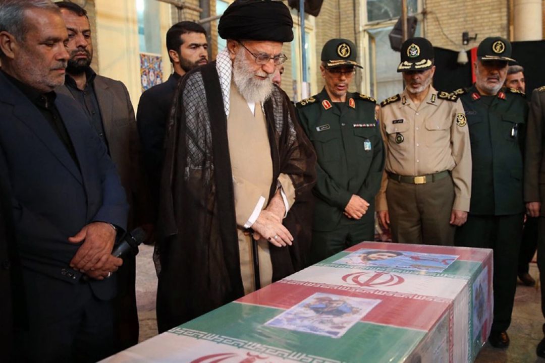 حضور رهبرانقلاب در كنار پیكر مطهر شهید حججی