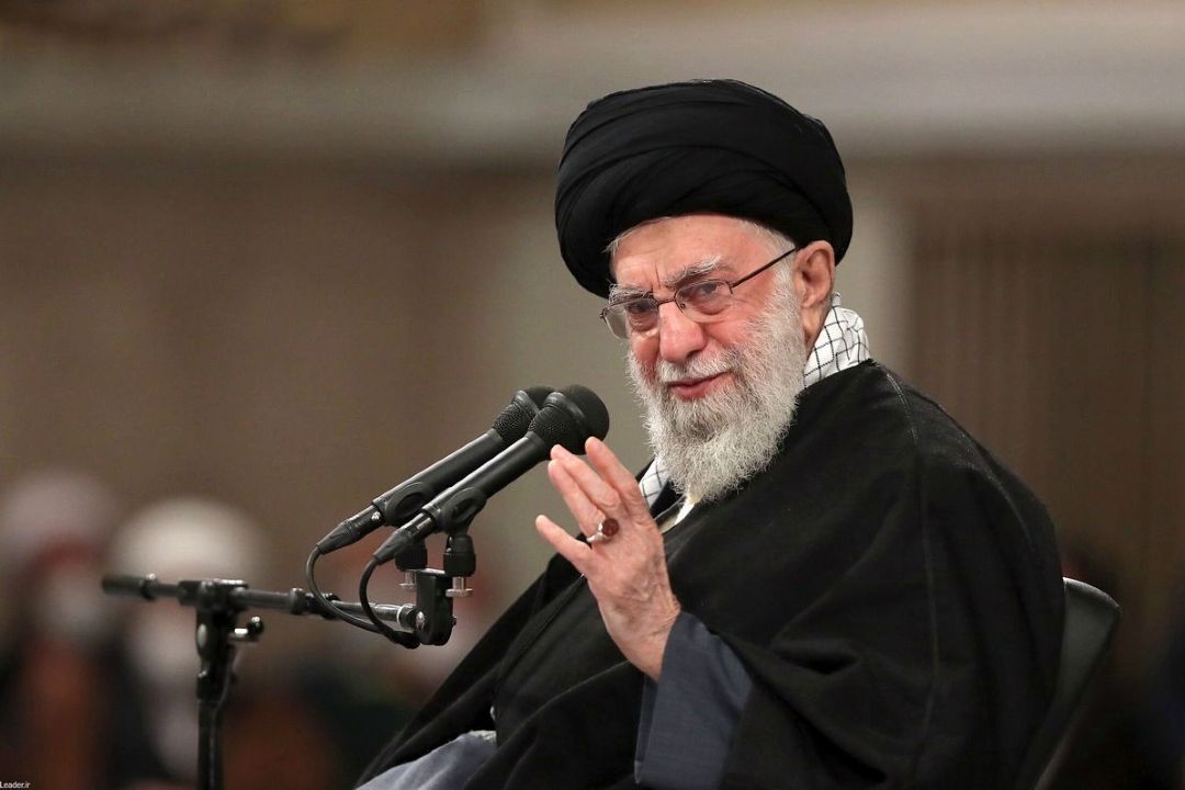 مقام معظم رهبری: انقلاب زنده است و ما در نیمه‌راه انقلابیم