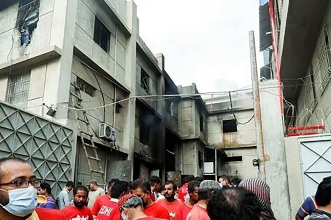 آتش سوزی در كارخانه بافت سجاده در پاكستان