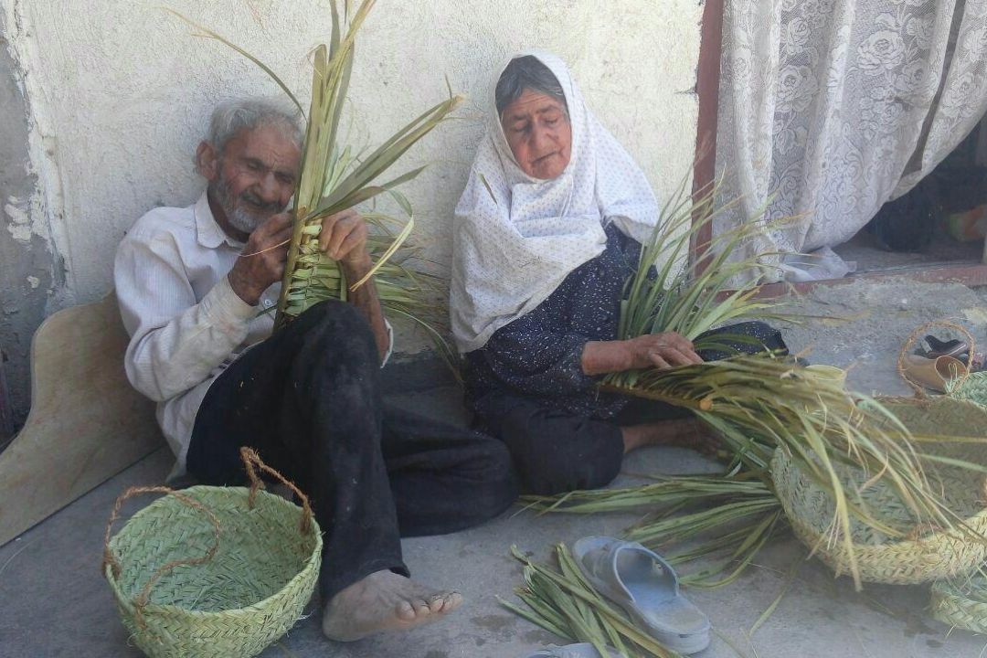 پای صحبت پدر بزرگ و مادر بزرگ ها  در دنده عقب 