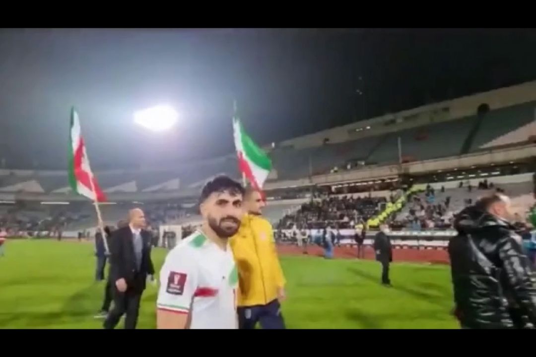 پرچم ایران بالاست