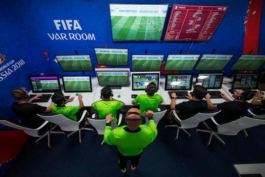 داورها در مقدمات كار مشكل دارند؛ VAR پیشكش