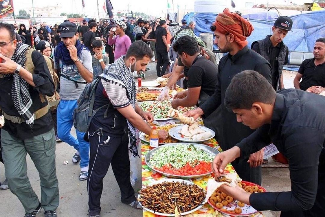 موكب دار عراقی: راه امام حسین (ع) حق است و اگر به زوارالحسین خدمت نكنیم باید بمیریم