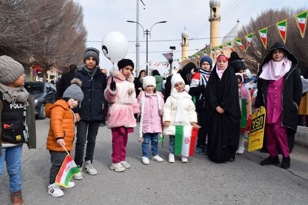 حضور گسترده دهه هشتادی و نودی‌ها/تا كور شود هر آنكه نتواند بیند كشور ما را قوی‌تر از دیروز