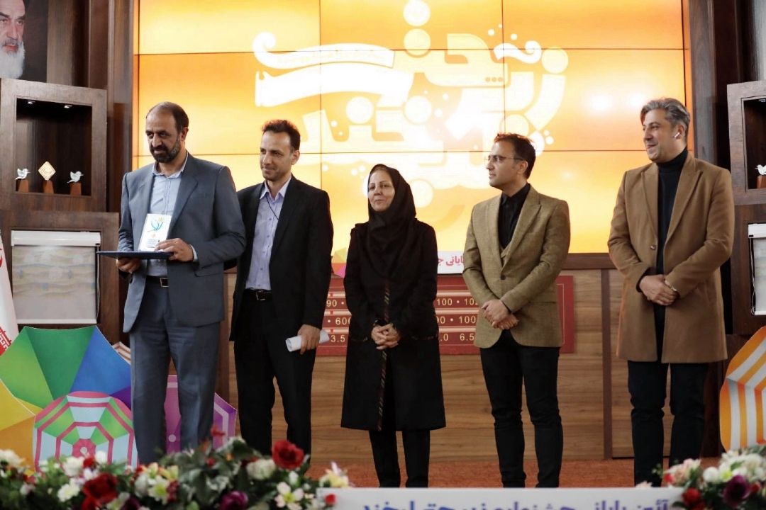 جمع طنازان زیر چتر لبخند 