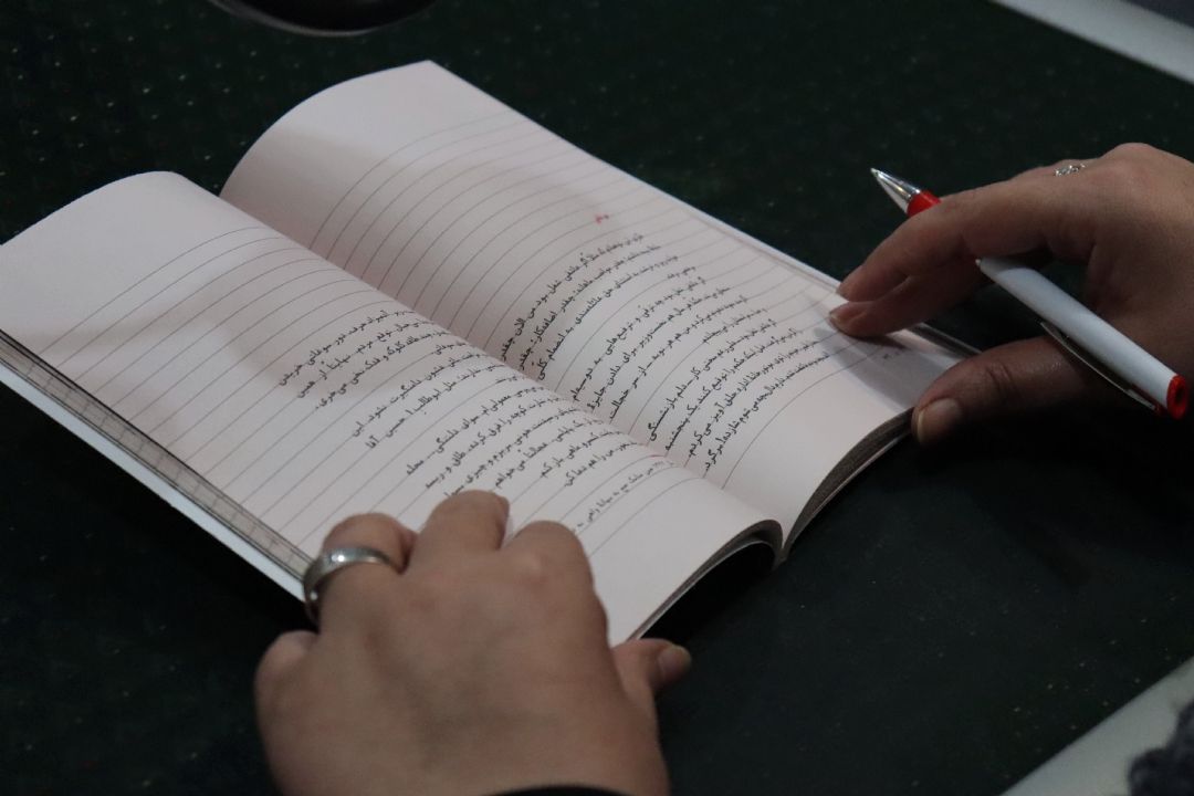 در  «زیر زبونی» بررسی می‌شود، جایگاه دختران در ادبیات كهن ایران را 