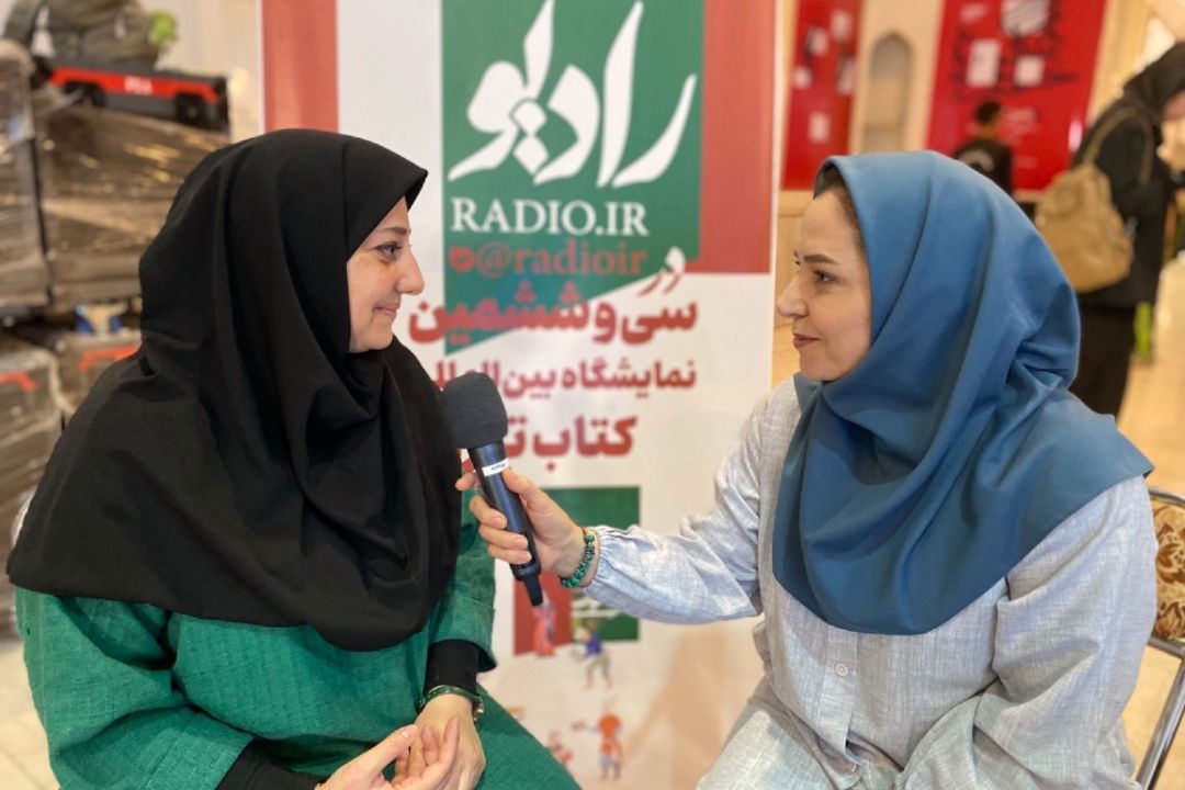 كتاب «زندگی با خبر» شامل گفتگو با ده نفر از مجریان و گویندگان پیشكسوت رادیو و تلویزیون است