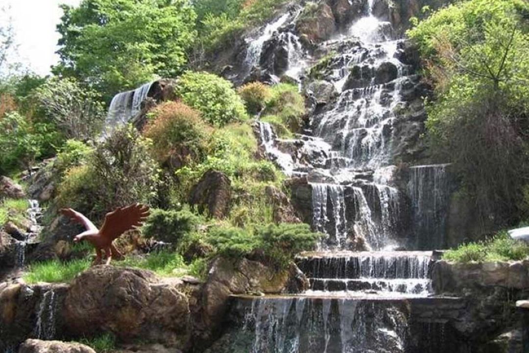  آبشار خوشكار و دریاچه سد بافت؛ جاذبه‌های دیدنی روستای بركنان در برنامه «روستا دوستا»