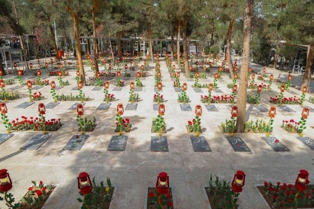 پرچم انقلاب به بركت خون شهدا برافراشته است