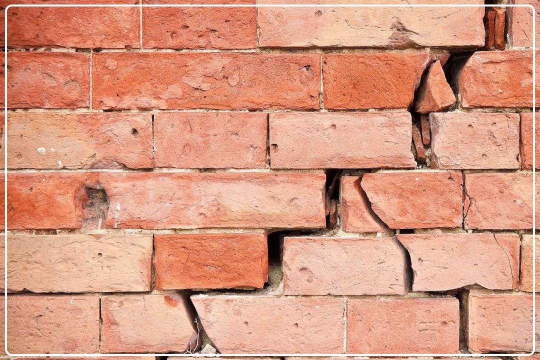 فرونشست در كمین منازل / تَرَك دیوار را جدی بگیرید 