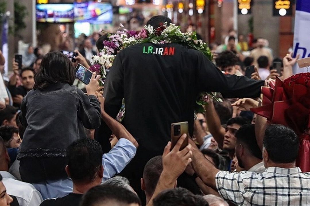 اشك شوق مردم از دیدن قهرمانان كشتی؛جام و جشن و لبخندهای شیرین برای وطن