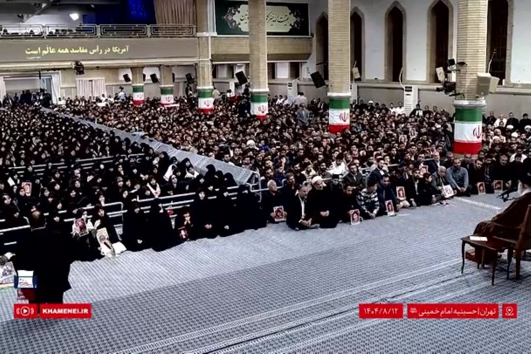  رهبر انقلاب صبح امروز در دیدار هزاران نفر از دانش‌آموزان و دانشجویان: