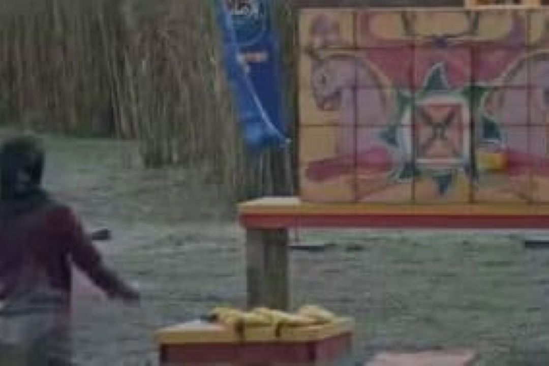 پرتاب سنگ به نمادهای تاریخی ایران