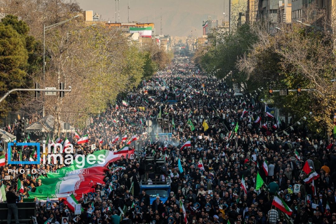  مردم با حضور میدانی خود به دشمنان درس عبرت دادند