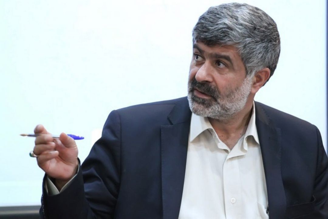 در مواضع رسمی؛ بهتر است از زبان فارسی استفاده شود