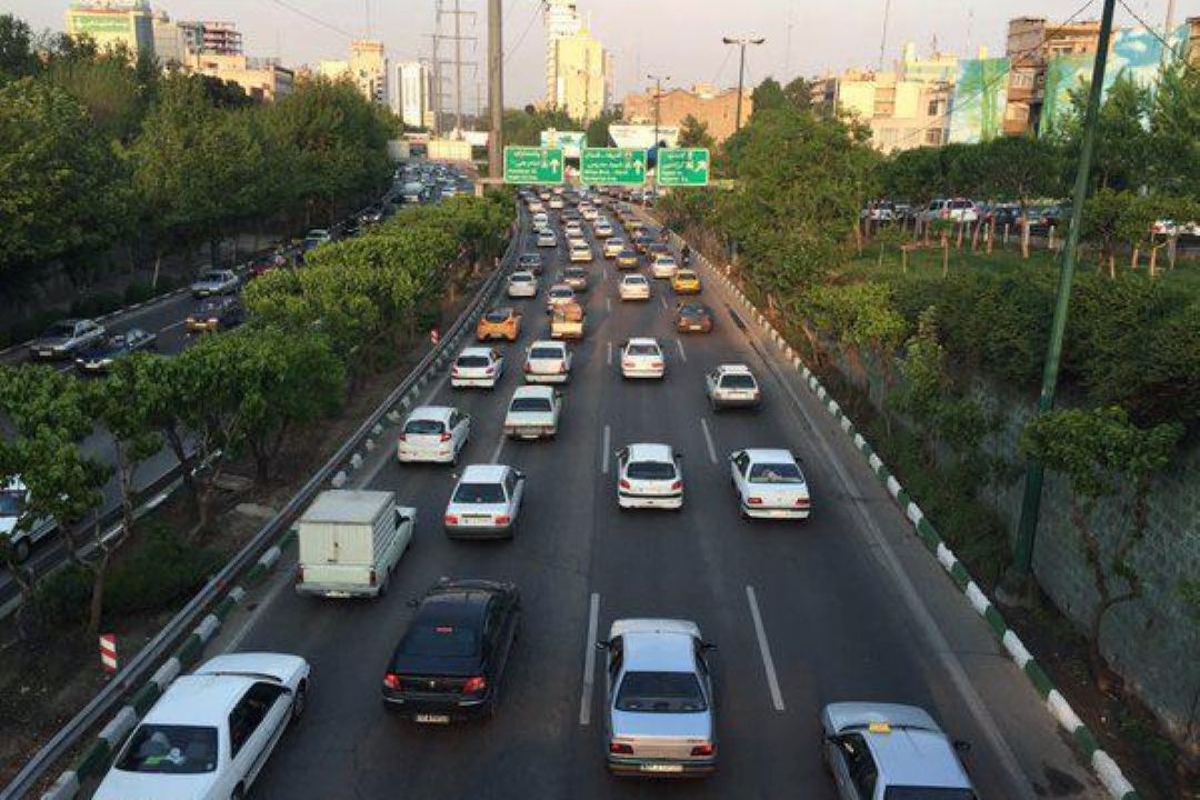 رادیو تهران؛ رانندگی بین خطوط
