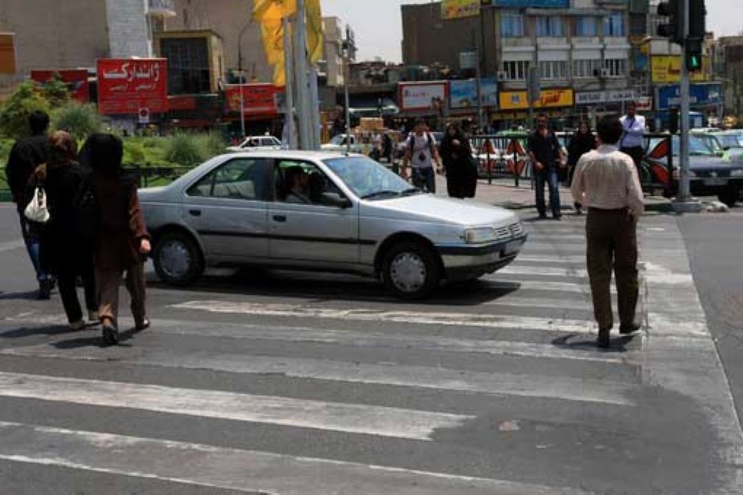 رعایت حقوق رانندگان با عبور از خط عابر پیاده 