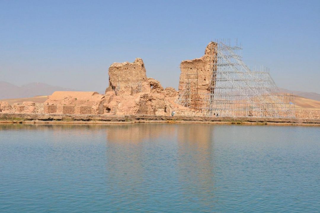 ماجراهای پرویز و خان جون، تكاب 