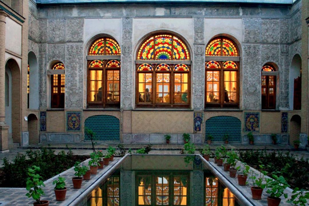 گذری در تهران (كاشی هفت رنگ و معماری تهران)