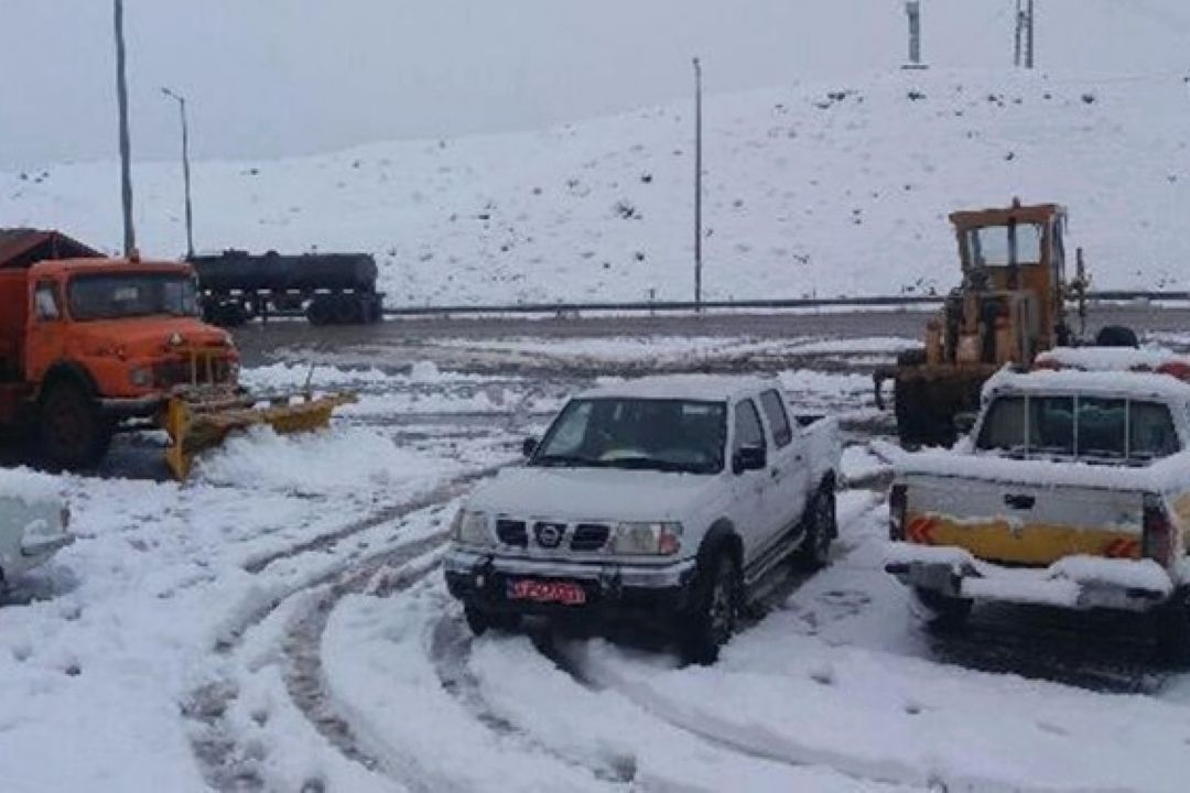 برف و باران در جاده‌‌های 19 استان/تردد در جاده‌‌های برف‌گیر فقط با زنجیرچرخ‌