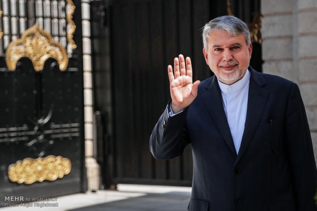 می‌گویند در تهران تظاهرات می‌شود، مگر در پاریس نمی‌شود