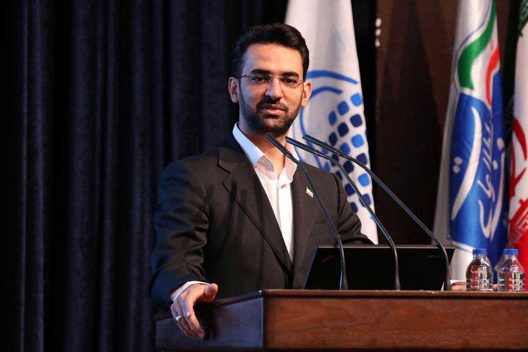 در فضای مجازی جلو نیستم، دیگران عقب هستند 