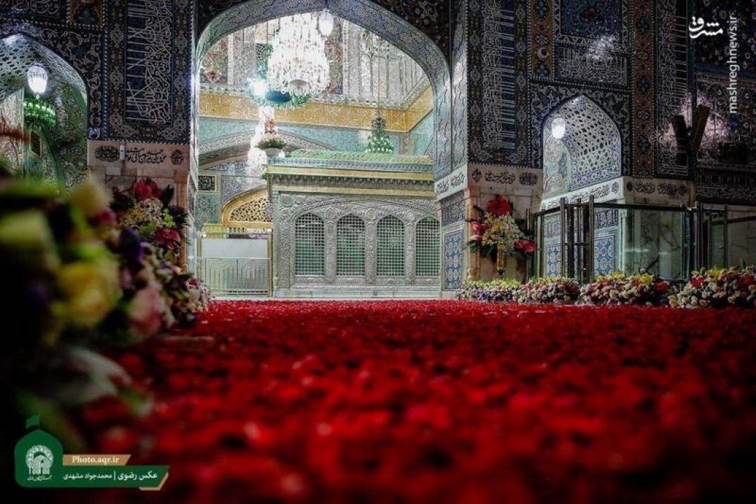 گلباران حرم مطهر رضوی در شب میلاد حضرت رضا (ع) 